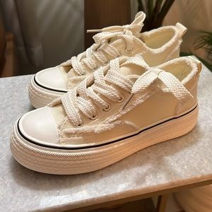 New Girls White Casual Canvas Shoe Girls Size 5.5 Sneakers NWT MAKE AN OFFER!!!!